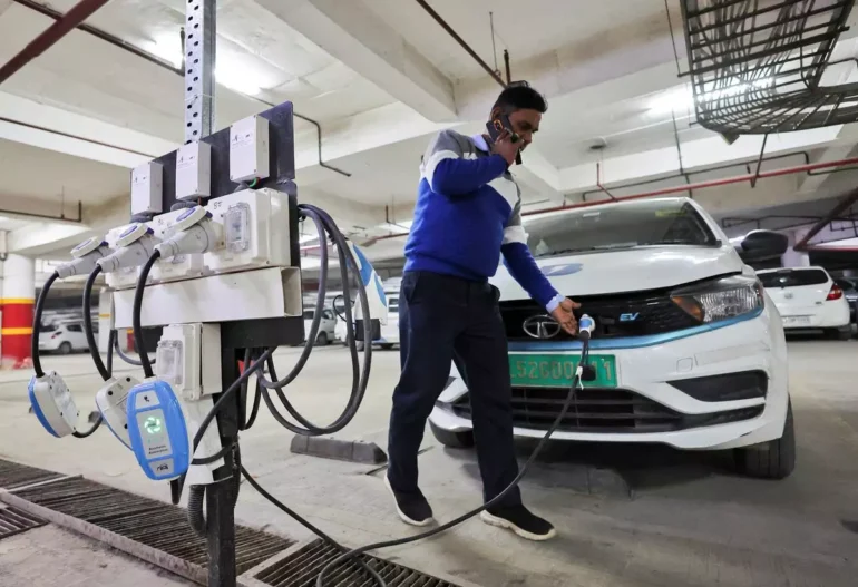 2023-01-27T013358Z_1214663159_RC292Y9QFEFE_RTRMADP_3_INDIA-FUEL-DEMAND